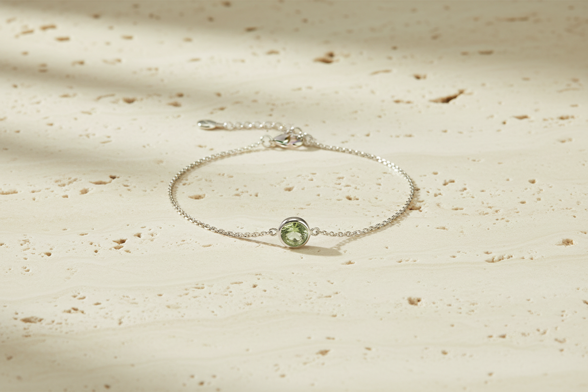 Pulsera con piedra verde claro sobre fondo elegante