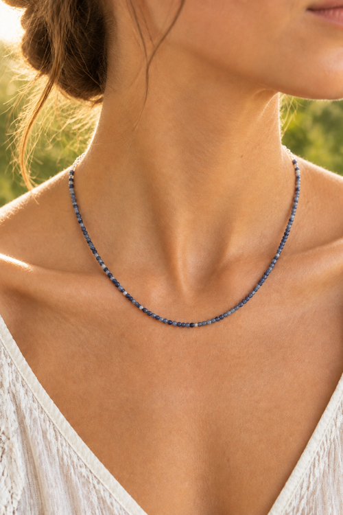 Collar en cuello con fondo exterior natural