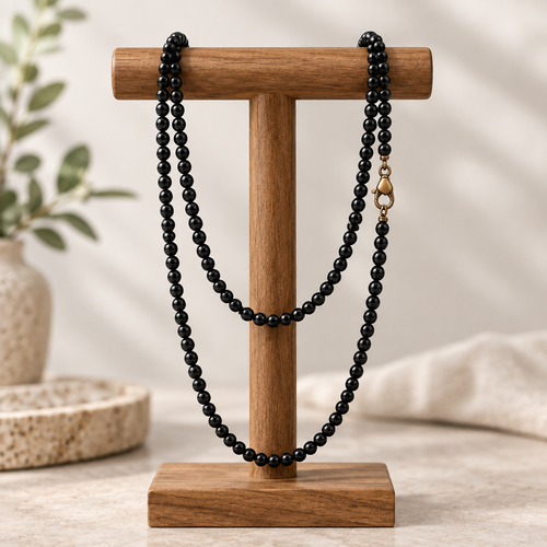 Collar negro colgando soporte madera