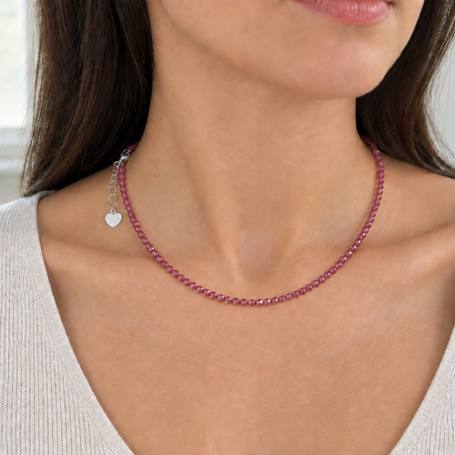 Collar rosa ligeramente más oscuro puesto en una chica