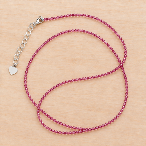 Collar rosa ligeramente más oscuro sobre una mesa