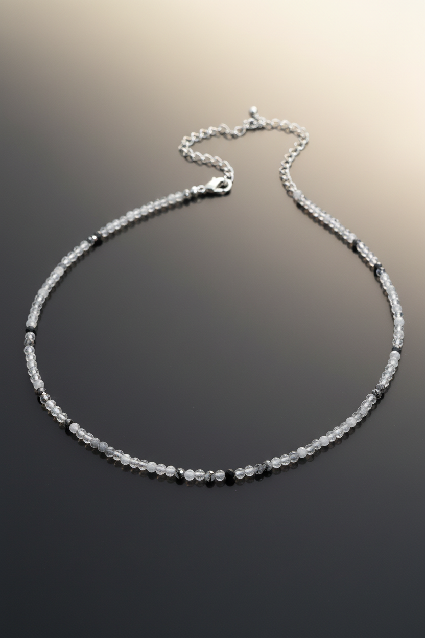 Collar sobre fondo carbón y marfil