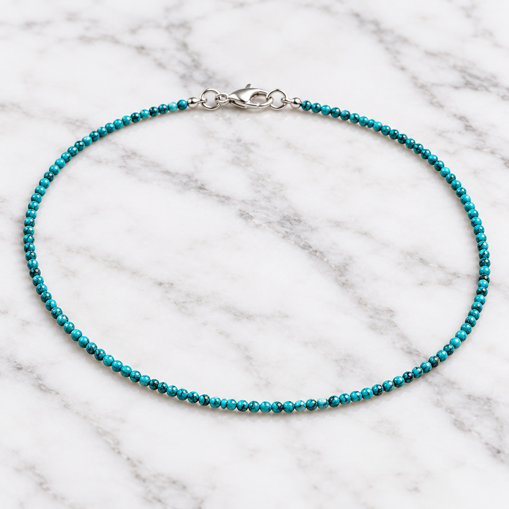 Collar turquesa sobre mesa de mármol