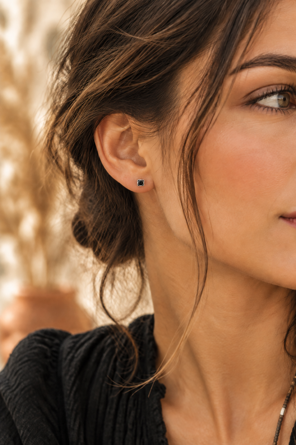 Pendientes ónix pequeños en modelo