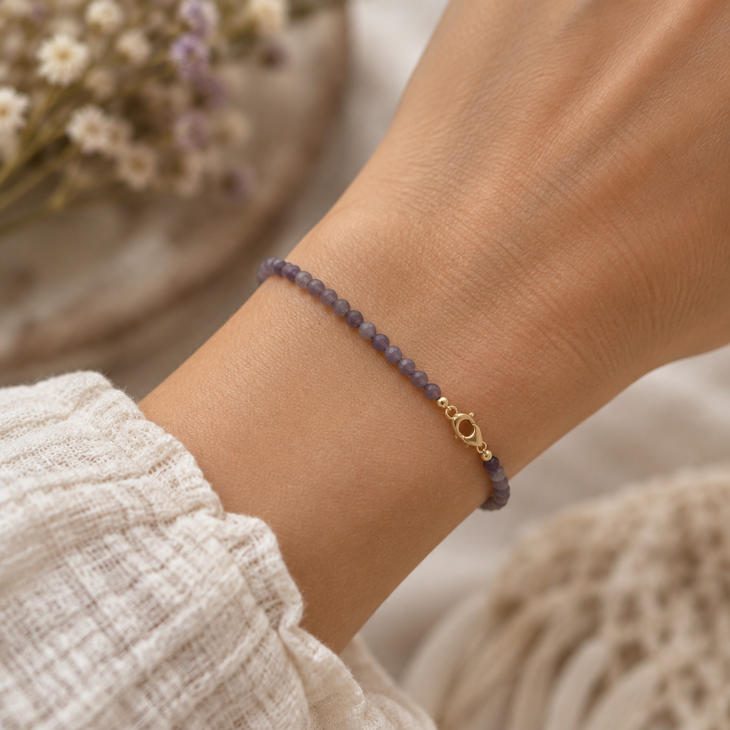 Pulsera amatista mate ganchito en muñeca