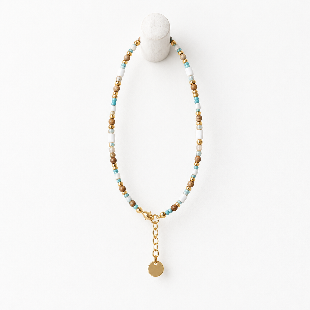 Pulsera fina en percha